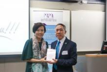Ms Elin Wong, Executive Committee Member of PRPA, presents a souvenir to thank THEi for coorganizing the talk.